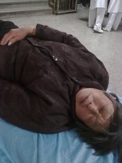 74-річній матері Іня зламали ребро. Фото надане постраждалими