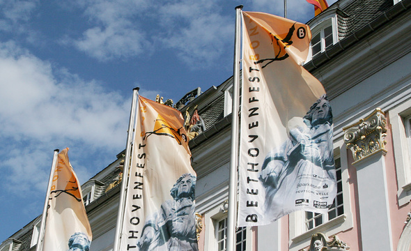 Флаги развиваются, фестиваль Бетховена начался. Фото: Meike Boschemeier
