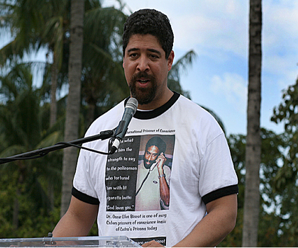 Джон Суарез, член организации «Свободная Куба», призывает всех активистов, выступающих за права человека, объединиться. Фото: Джеймс Фиш/The Epoch Times