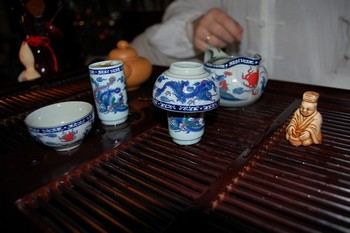 Начиння для китайської церемонії чаювання (зліва направо): чайна пара «чадуй» — складається з широкої чашки чабей і високої чашки венсябей; чайник — чаху; чаша справедливості гундаобей; статуетка чайного божества — чашень. Фото: Олена Вовченко