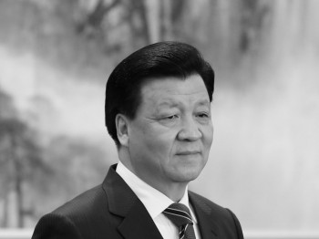 Новий «цар пропаганди» Лю Юньшань, тепер уже член постійного комітету компартії Китаю, вітає представників преси 15 листопада в Пекіні. Фото: Feng Li / Getty Images