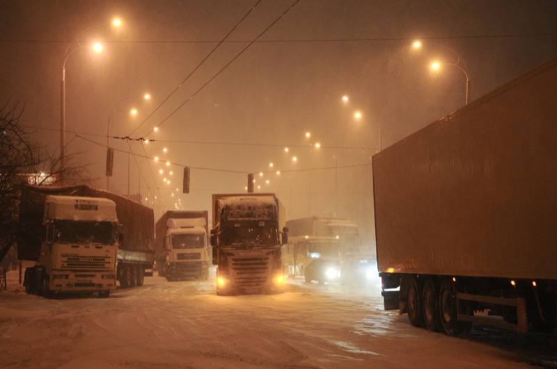 Вантажівки під снігопадом 22 березня 2013 року. Фото: Володимир Бородін/Велика Епоха