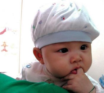 Діти у п`ятимісячному віці вже можуть слідкувати за позлядом інших. Фото Shioujen Wen/The Epoch Times.