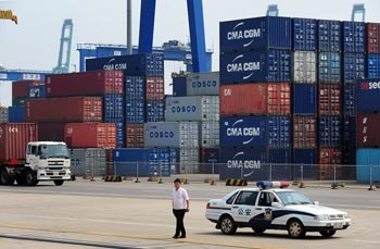 В порту Тяньцзинь также предлагается услуга бесплатного складирования пустых контейнеров. Фото: AFP