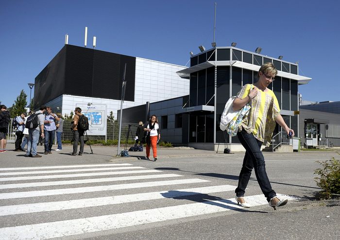Екатерина Капанен (справа) покидает завод Nokia в Сало, после того, как в своём видеообращении Стивен Элоп объявил об увольнении 10 000 сотрудников и закрытии трёх заводов. Фото: ANTTI AIMO KOIVISTO/AFP/GettyImages