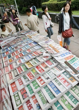 Покупці проходять повз газетного кіоску в Шанхаї. Критики попереджають, що цензура в ЗМІ в Китаї несумісна з побудовою ринкової економіки. Однак цензура та пропаганда відбивають сутність комуністичної партії Китаю. Фото: Mark Ralston/AFP/Getty Images