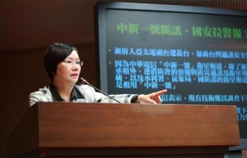 Тайванська парламентар Ло Шулей закликає провести розслідування інциденту переривання сигналу супутника СТ-1. Тайбей. 8 жовтня 2009. Фото: Сун Пілун / The Epoch Times