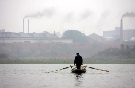 На фото показане одне з численних підприємств, яке активно скидає хімікати в річку. Фото: Photo by China Photos/Getty Images