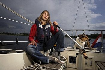 Лора Деккер - 14-летняя яхтсменка отправилась в одиночную кругосветку. Фото с сайта vesti.kz