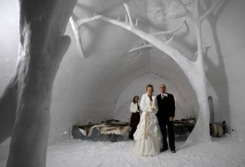 Шведські пари стоять в каплиці в льодовому готелі в Юккасярві 9 січня 2009 року після церемонії одруження. Фото: Olivier Morin/afp/getty Images