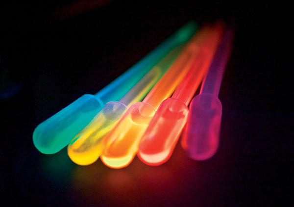 Квантовые точки флуоресцируют разными цветами — в зависимости от размера и химического состава. Фото: conturmatrix.com
