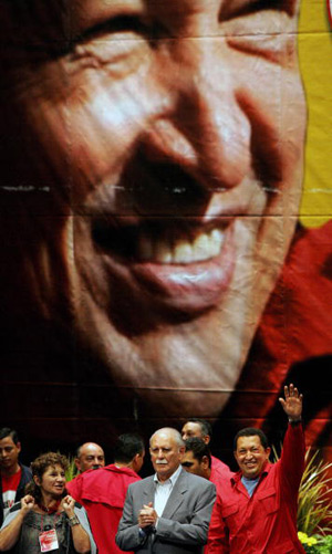 Президент Венесуели Уго Чавес (праворуч) на тлі плаката вражаючих розмірів із своїм зображенням вітає прихильників під час передвиборної кампанії 7 листопада 2006 року в Каракасі. Фото: Juan Barreto/AFP/Getty Images
