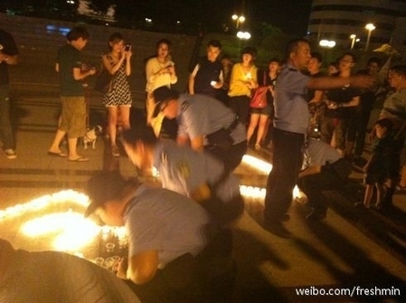 Полиция останавливает церемонию поминовения погибших в железнодорожной катастрофе содействуя цензуре. Город Вэньчжоу. 29 Июля 2011 год. Фото: epochtimes.com