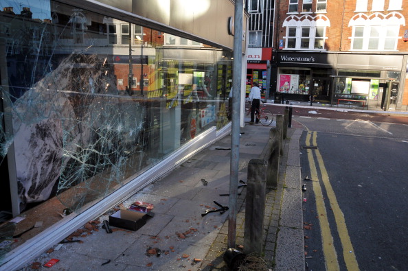 Разрушенные магазины на Холме св. Иоанна в южной части Лондона. Лондон переживает третью ночь беспорядков, ограблений и насилия по всей столице. Фото: Hugh Pinney/Getty Images