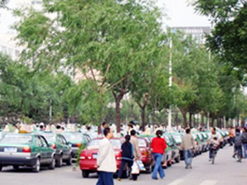 Забастовка водителей такси. Город Синин провинция Цинхай. Фото: RFA