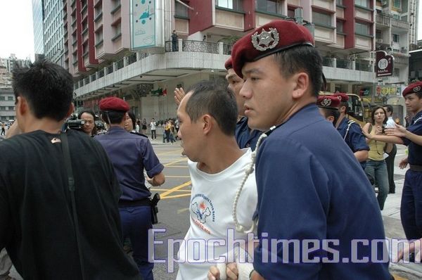 Поліцейські незаконно заарештували активіста-демократа Лі Цьєнжуна. Фото: Ан Чі/The Epoch Times 