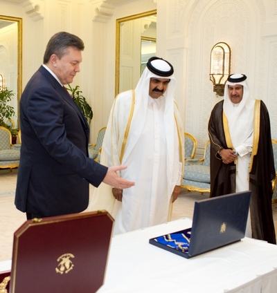 Янукович і емір Катару обмінялися орденами. Фото: прес-служба Президента