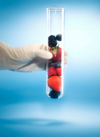 Найбільша кількість антиоксидантів міститься в яскравих насичених і свіжозірваних фруктах, причому їсти їх треба разом зі шкіркою. Фото: Tooga / Getty Images