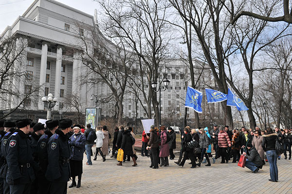 Понад 5 тисяч працівників освіти з різних регіонів України 22 березня вийшли до Кабінету Міністрів з вимогою підвищення зарплати. Фото: Володимир Бородін/The Epoch Times Україна