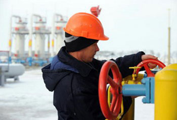Однако Россия по-прежнему регулярно отставала от США по общему объему добытого газа, но опережала своего конкурента по добыче товарного газа.Фото: Фото: SERGEI SUPINSKY/AFP/Getty Images