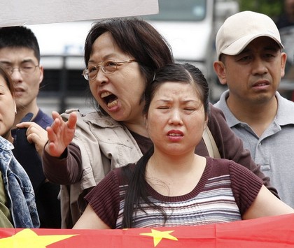 Прокоммунистически настроенные китайцы пытающиеся помешать проведению мероприятий по выходу из компартии в Нью-Йорке. Фото: The Epoch Times