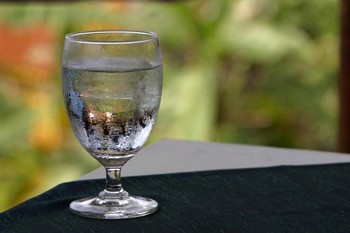 Недоступне та жадане: коли ми хочемо пити, склянка з водою здається ближче, ніж коли ми не відчуваємо спраги. Фото з сайту Photos.com