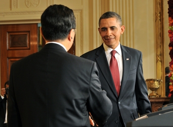 Лидер КНР Ху Цзиньтао жмёт руку Президенту США Бараку Обаме после совместной пресс-конференции. 19 января 2011 год. Фото: AFP