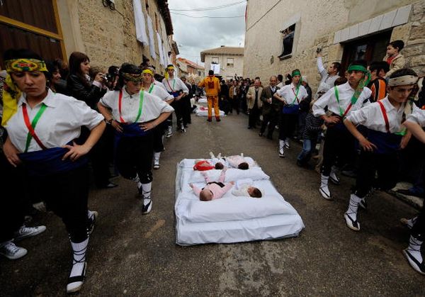 Церемонія Ель Колачо (El Colacho). Одягнений під диявола чоловік перестрибує через немовлят. Фото: Denis Doyle/Getty Image 