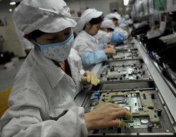 Китайські робітники на заводі тайваньського технологічного гіганта Foxcon у Шеньчжені, південна провінція Гуанчжоу, 26 травня 2010 Фото: AFP/Getty Images