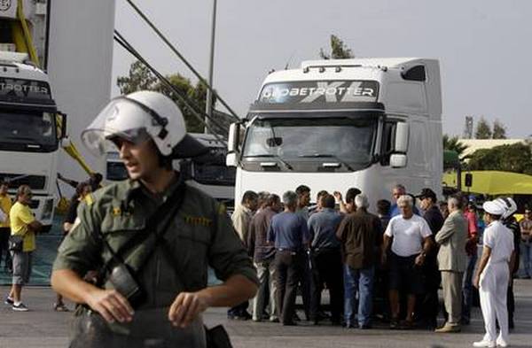 Заворушення в порту - фінансова криза жорстко торкнувся деяких греків. Фото: AFP/Getty Images