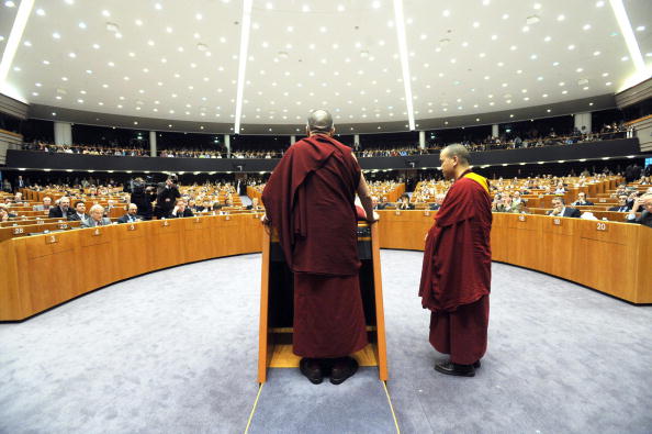 Тибетский духовный лидер Далай-лама выступает на заседании Европарламента. 4 декабря. Брюссель. Фото: Getty Images