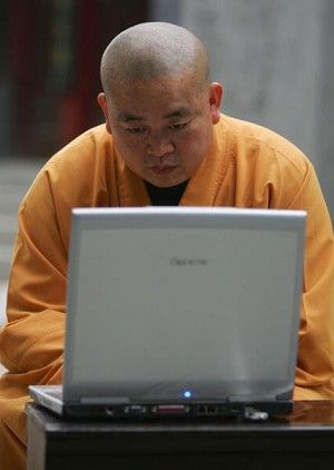 Ші Юнсінь, настоятель храму Шаолінь, працює на комп'ютері. 8 квітня 2005, Денфен, провінція Хенань, Китай (Cancan Chu/getty Images)