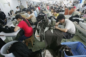 Через економічну кризу у Китаї закривається багато швейних фабрик. Фото: China Photos/Getty Images