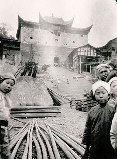 Пейзажі й життя людей провінції Сичуань близько 100 років тому. Фото з aboluowang.com 