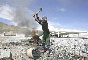 Житель Тибета работает на новой железнодорожной станции Лхаса, железнодорожной линии Цинхай–Тибет. Фото: Guang Niu/Getty Images