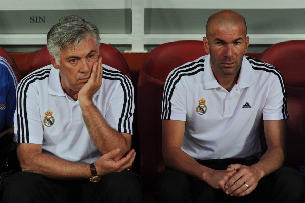 Головний тренер мадридського «Реала» Карло Анчелотті (ліворуч) і його асистент Зінедін Зідан (праворуч) під час матчу між «Гранадою» і «Реал Мадрид», 26 серпня 2013 року. Фото: Denis Doyle/Getty Images