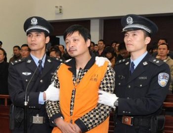 Миншен Чжэн (в центре), 41-летний бывший врач, 8 апреля получил смертный приговор в суде г. Нанпина юго-восточной китайской провинции Фуцзянь. Фото: STR/AFP/Getty Images
