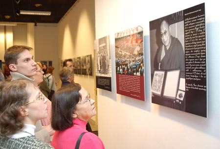 Посетители выставки рассматривают фотографии из архивов Далай-ламы XIV. фото: Володимир Бородін/Велика Епоха