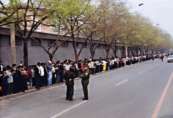 Практикувальники Фалуньгун зібралися навколо будівлі уряду Чжуннаньхай з мирним протестом 25 квітня 1999 року. Фото: Clearwisdom.net