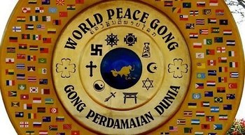 Памятный знак «Гонг мира». На внутреннем круге изображены 10 символов основных религий мира. Фото: ura-inform.com