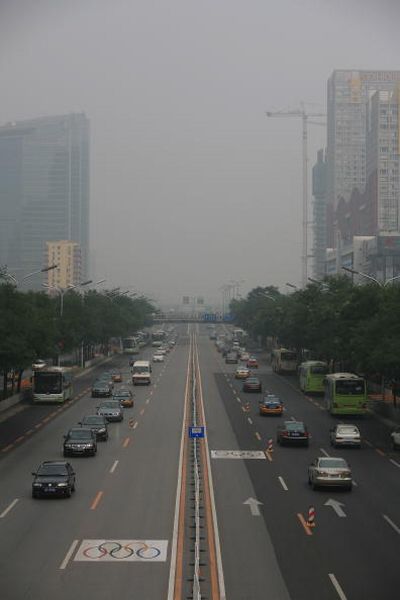 Смог у Пекіні за 11 днів до Олімпіади. 28 липня. Фото: Andrew Wong/Getty Images 
