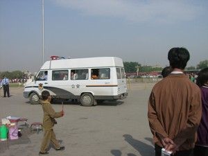 2 травня 2006 року люди, що апелювали на площі Тянь-ань-мень, були кинуті в міліццейські фургони і відвезені з цього місця. Фото: Велика Епоха