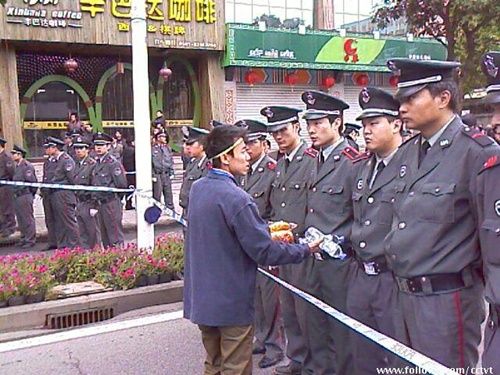 Акція протесту китайських користувачів Інтернет проти корумпованості місцевого суду. Місто Фучжоу провінції Фуцзянь. 16 квітня 2010 р. Фото з epochtimes.com 