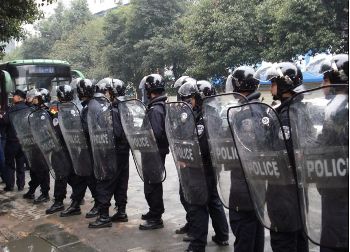 12 января власти г.Цзишоу направили полицейских на подавление вспыхнувшей акции протеста. Фото: The Epoch Times