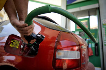 В Україні ціни на бензин можуть обвалитися, але поки тільки ростуть. Фото: LUIS ROCA / AFP / Getty Images