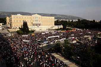 В Греции тысячи людей вышли на улицы Афин и Салоники (или Фессалоники) в воскресенье, 12 июня, с протестом против введения жестких мер экономии. Фото: Kostas Tsironis/Getty Images