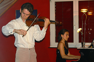 Зв'язані між собою так само, як і зі своїми інструментами: Олександр Щербаков і Мадаліна Слав. Під час домашнього концерту в Швейцарії. Фото: The Epoch Times
