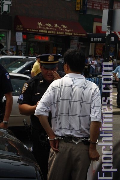Полиция арестовывает хулигана, нанятого китайской компартией. Фото: The Epoch Times