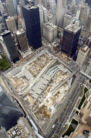 Епіцентр трагедії. Котлован на місці Всесвітнього торгового центру на Манхеттені, Нью-Йорк. Фото: Stan Honda/AFP/Getty Images