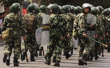 Китайские полицейские служат компартии для подавления народных акций протеста. Фото: AFP